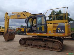 ESCAVADEIRA KOMATSU PC 200 ,  ANO 2013,, MG