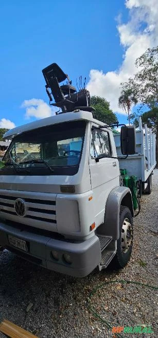 Caminhão Volkswagen Toco com Carregador Florestal Imagem Caminhão Volkswagen Toco com Carregador Florestal
