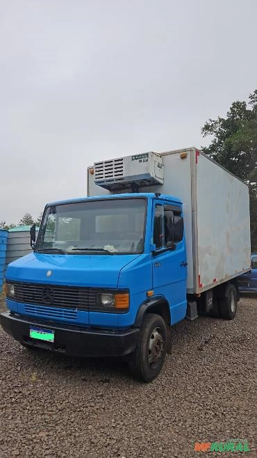 Caminhão Mercedes Benz 710 com Câmara Fria Imagem Caminhão Mercedes Benz 710 com Câmara Fria