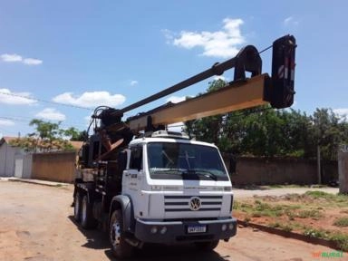 Caminhão VW 26-220 Ano 2009 com Perfuratriz Imagem Caminhão VW 26-220 Ano 2009 com Perfuratriz