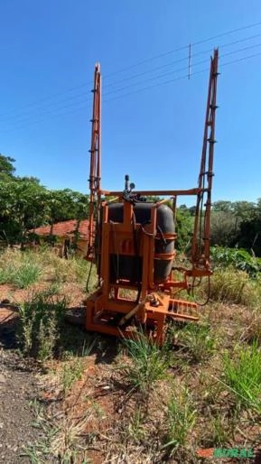 Pulverizador com comando hidráulico Pulverizador com comando hidráulico