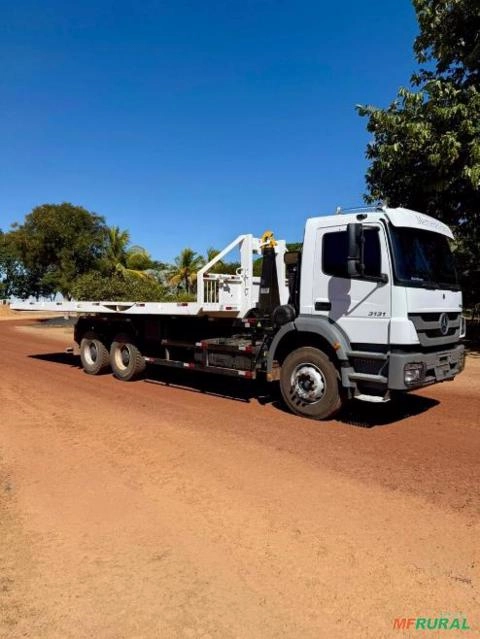Caminhão Mercedes-Benz Axor 3131 + 1 CAÇAMBA + 1 PRANCHA Imagem Caminhão Mercedes-Benz Axor 3131 + 1 CAÇAMBA + 1 PRANCHA
