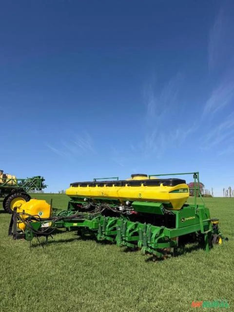 Plantadeira John Deere 2113 CCS (à vácuo) Imagem Plantadeira John Deere 2113 CCS (à vácuo)