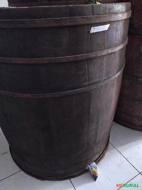 Tonel Tonel Usado de 1400 Litros em Madeira em Curitiba PR à venda. 793307