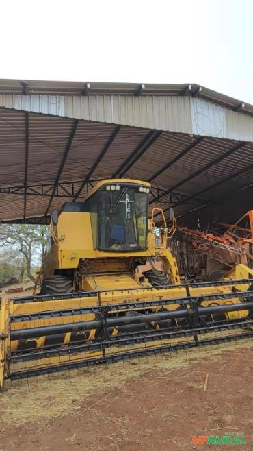 Colheitadeira New Holland TC 57 Ano 2004 Imagem Colheitadeira New Holland TC 57 Ano 2004