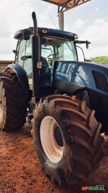 Trator New Holland T7.240 - Ano 2014 Imagem Trator New Holland T7.240 - Ano 2014