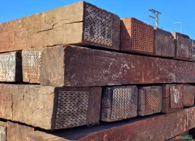 Imagem Dormentes madeira de lei de alta qualidade com 4, 3 e 2 faces. Imagem Dormentes madeira de lei de alta qualidade com 4, 3 e 2 faces.