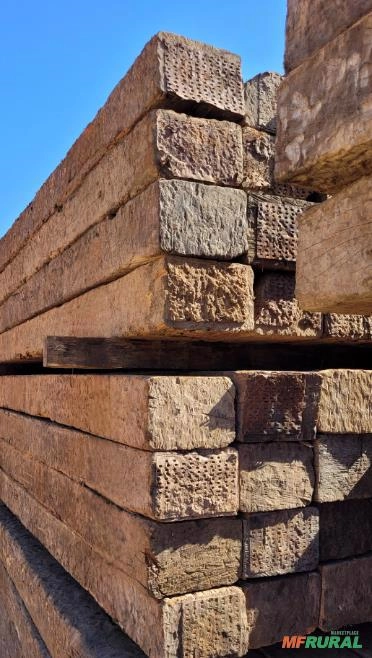 Dormentes madeira de lei de alta qualidade com 4, 3 e 2 faces. Imagem Dormentes madeira de lei de alta qualidade com 4, 3 e 2 faces.