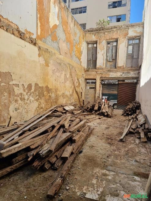 Compro Madeira Antiga. Imagem Compro Madeira Antiga.