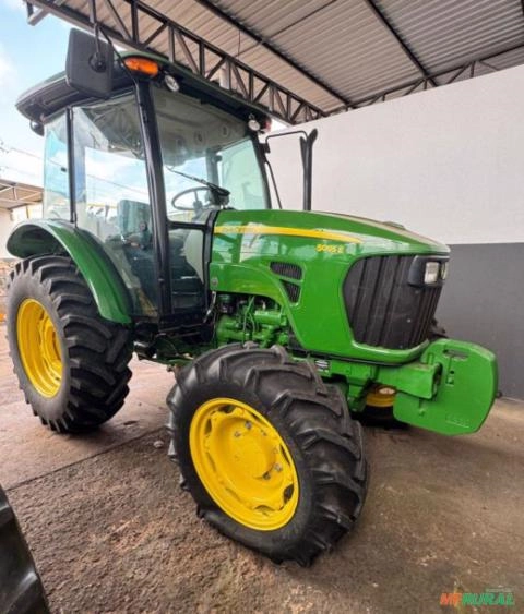 Trator John Deere 5085E 4x4 (85cv) Imagem Trator John Deere 5085E 4x4 (85cv)