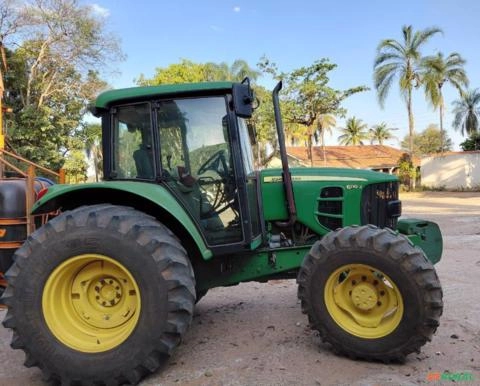 Trator John Deere 6110J 4x4 (110cv) Imagem Trator John Deere 6110J 4x4 (110cv)