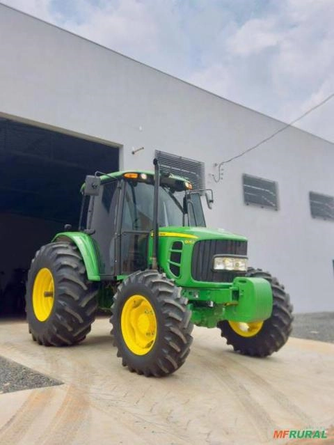 Trator John Deere 6125J 4x4 (125cv) Imagem Trator John Deere 6125J 4x4 (125cv)