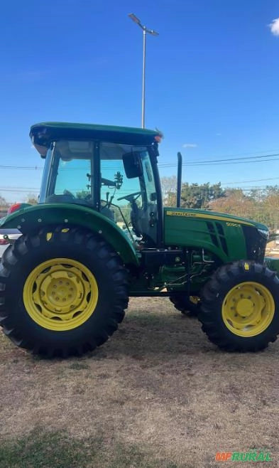Trator John Deere 5090E 4x4 (90cv) Imagem Trator John Deere 5090E 4x4 (90cv)