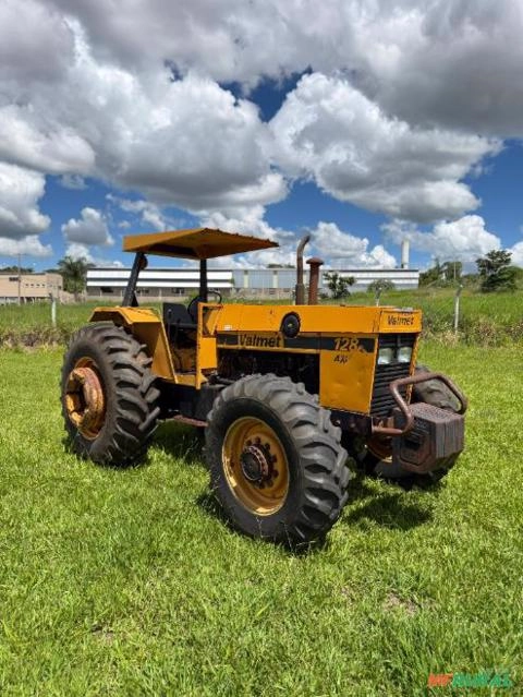 Trator Valmet 128 4x4 (122cv) - Ano 1986 Imagem Trator Valmet 128 4x4 (122cv) - Ano 1986