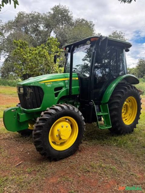 Trator John Deere 5085E 4x4 (85cv) Imagem Trator John Deere 5085E 4x4 (85cv)