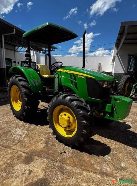 Trator John Deere 5070E 4x4 (70cv) - Ano 2021 Imagem Trator John Deere 5070E 4x4 (70cv) - Ano 2021