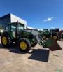 Trator John Deere 6125J 4x4 (125cv) - Ano 2016 + Conjunto Frontal Imagem Trator John Deere 6125J 4x4 (125cv) - Ano 2016 + Conjunto Frontal