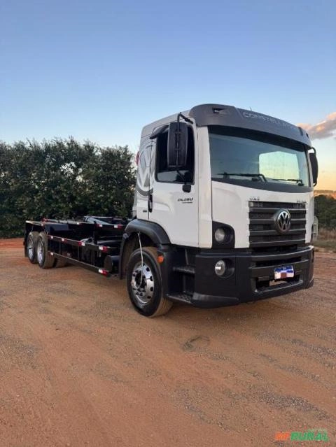 VW 24-280 Constellation 6x2 com Equipamento Roll on Roll of Imagem VW 24-280 Constellation 6x2 com Equipamento Roll on Roll of
