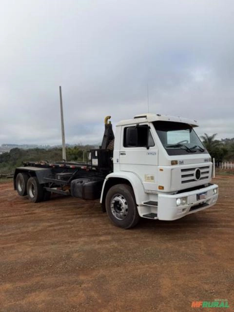 Caminhão Volkswagen 23-210 6x2 com Equipamento Roll on Roll of Imagem Caminhão Volkswagen 23-210 6x2 com Equipamento Roll on Roll of