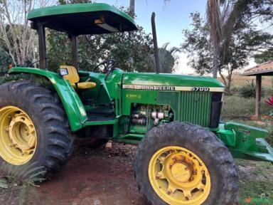 John Deere 5700 4x4 (85cv) Imagem John Deere 5700 4x4 (85cv)