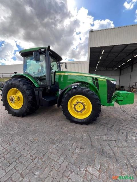 Trator John Deere 8400R (441cv) Imagem Trator John Deere 8400R (441cv)