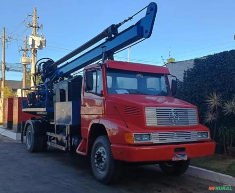 Caminhão Mercedes-Benz 1218 com Perfuratriz de Solo Imagem Caminhão Mercedes-Benz 1218 com Perfuratriz de Solo