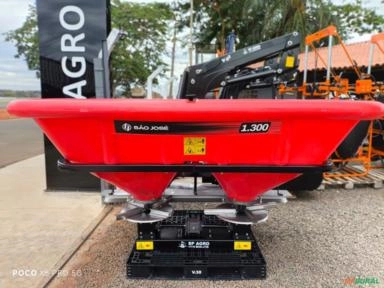 DISTRIBUIDOR DE ADUBO E SEMENTES SÃO JOSÉ DSD 1300 H - HIDRÁULICO Imagem DISTRIBUIDOR DE ADUBO E SEMENTES SÃO JOSÉ DSD 1300 H - HIDRÁULICO