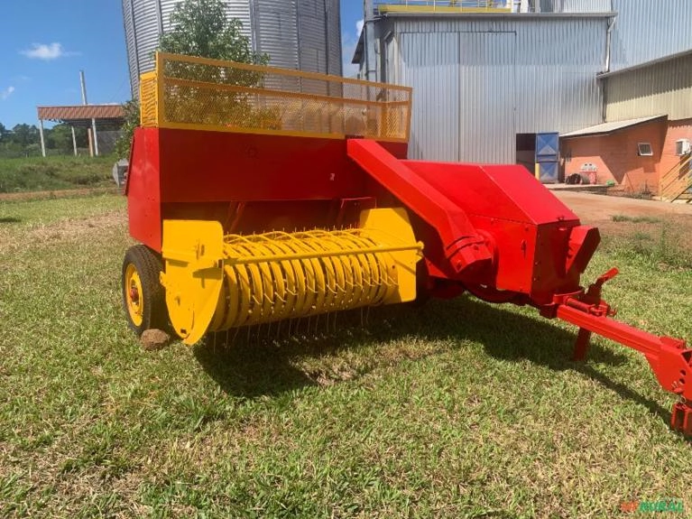 Enfardadeira de feno Imagem Enfardadeira de feno