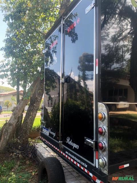 Imagem Reboque/Trailer para 3 cavalos grandes. Imagem Reboque/Trailer para 3 cavalos grandes.