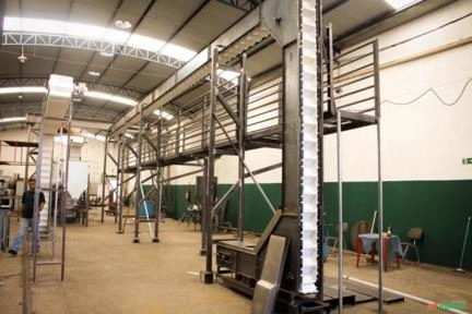 Elevador de canecas em Z para transporte vertical de grãos e pós Imagem Elevador de canecas em Z para transporte vertical de grãos e pós