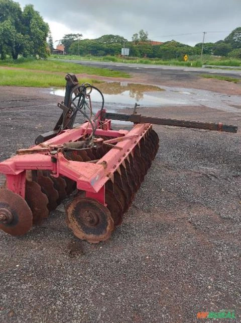 Grade niveladora tatu 32 discos com pistão Imagem Grade niveladora tatu 32 discos com pistão