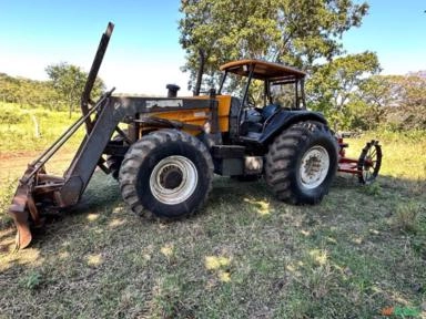 trator BH 165 com lamina, revisado Imagem trator BH 165 com lamina, revisado