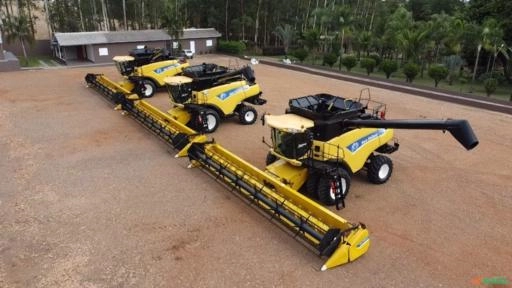 Colheitadeira New Holland CR 9060 35 Pés + Plataforma GTS 17x45 Imagem Colheitadeira New Holland CR 9060 35 Pés + Plataforma GTS 17x45