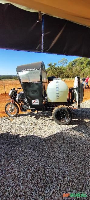 Imagem Triciclo com Pulverizador Turbo Imagem Triciclo com Pulverizador Turbo