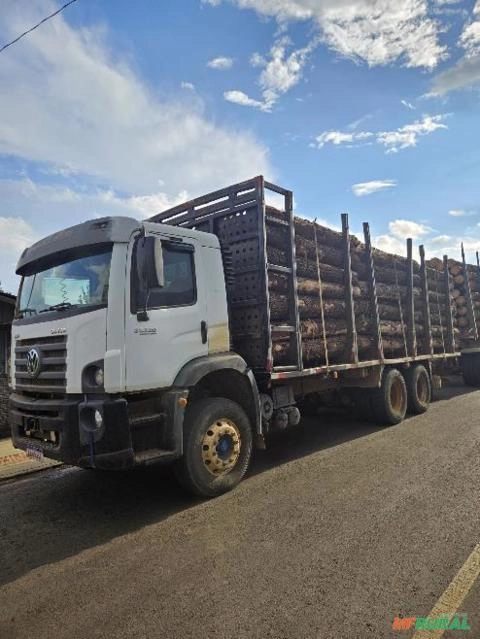 Caminhão Volkswagen 31330 com Plataforma Florestal Imagem Caminhão Volkswagen 31330 com Plataforma Florestal