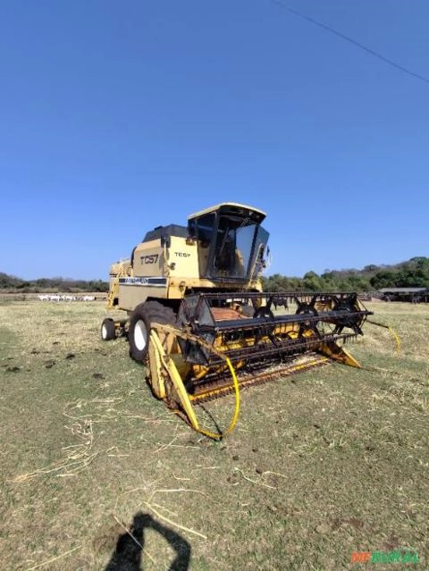 Colheitadeira New Holland TC 57 – Ano 1995 Revisada e Pronta para o Campo Imagem Colheitadeira New Holland TC 57 – Ano 1995 Revisada e Pronta para o Campo