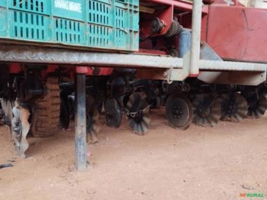 Plantadeira jumil 2880 ano 2002 completa plantio convencional e direto Imagem Plantadeira jumil 2880 ano 2002 completa plantio convencional e direto