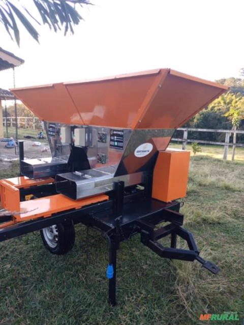 Máquina Ensacadora e Compactadora de Silagem - Sertaneja Imagem Máquina Ensacadora e Compactadora de Silagem - Sertaneja