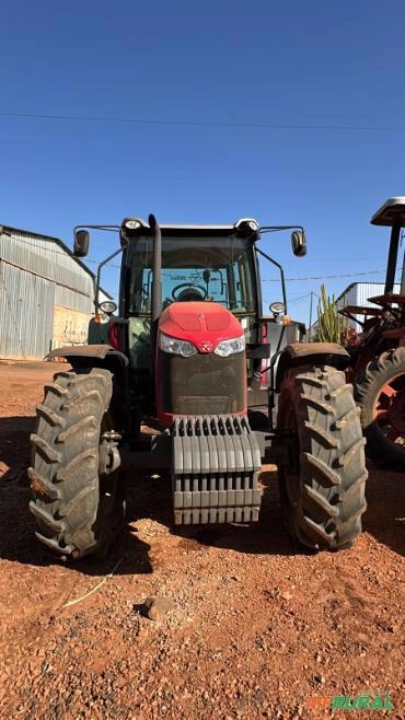 Trator Massey Ferguson MF 6713 - Ano 2023 com 4.094 Horas Imagem Trator Massey Ferguson MF 6713 - Ano 2023 com 4.094 Horas