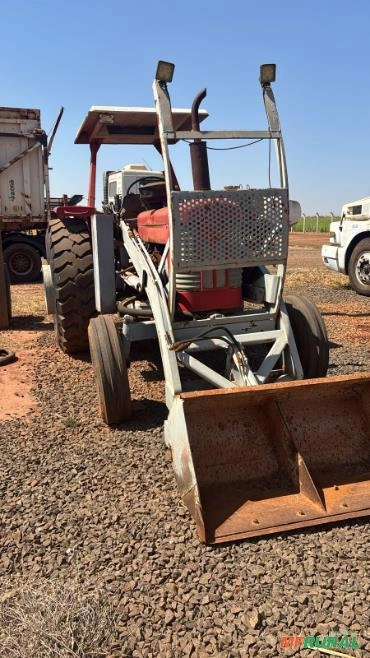 Trator Massey Ferguson Antigo com Conjunto Frontal Imagem Trator Massey Ferguson Antigo com Conjunto Frontal