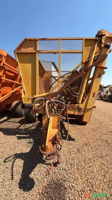 Transbordo Agrícola Amarelo - 10 Toneladas Imagem Transbordo Agrícola Amarelo - 10 Toneladas