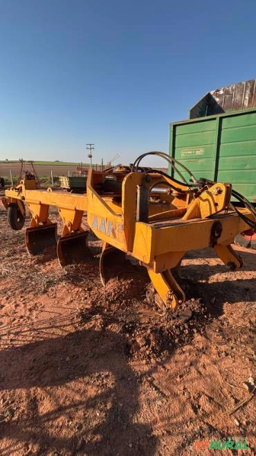 Arado de Aiveca Marchesan Tatu AAR2 - 4 Pás Imagem Arado de Aiveca Marchesan Tatu AAR2 - 4 Pás