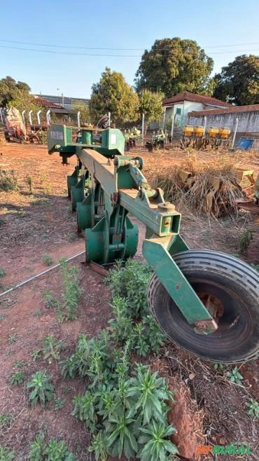 Arado de Aiveca Marchesan Tatu AR2 - 4 Pás 2013 Imagem Arado de Aiveca Marchesan Tatu AR2 - 4 Pás 2013