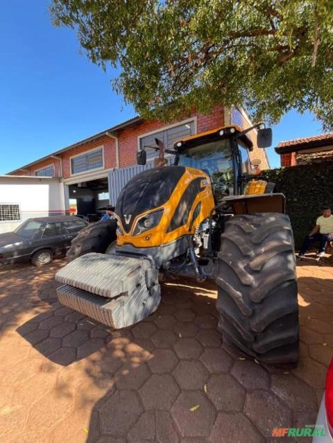 Trator Valtra T250 CVT ano 2019 com piloto e gps Imagem Trator Valtra T250 CVT ano 2019 com piloto e gps