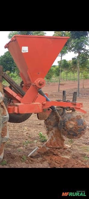 Subsolador Agrícola com Haste de 80 cm Reforçada e Caixa de Adubo 600 kg – Distribuidor de Granulado Imagem Subsolador Agrícola com Haste de 80 cm Reforçada e Caixa de Adubo 600 kg – Distribuidor de Granulado