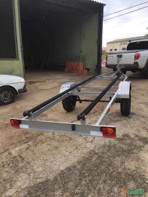 Carreta para Barco de Alumínio até 6 Metros com Guincho Manual Imagem Carreta para Barco de Alumínio até 6 Metros com Guincho Manual