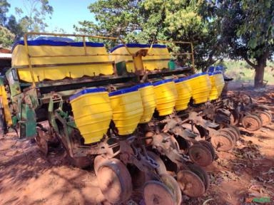 Plantadeira tatú 8 linhas Imagem Plantadeira tatú 8 linhas