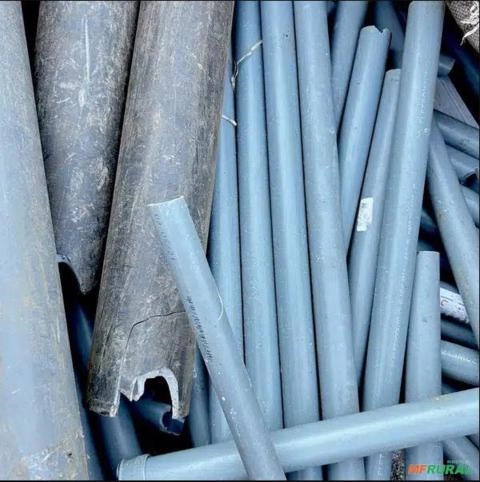 Sucata de PVC rígido (tubo, forros, etc.) Imagem Sucata de PVC rígido (tubo, forros, etc.)
