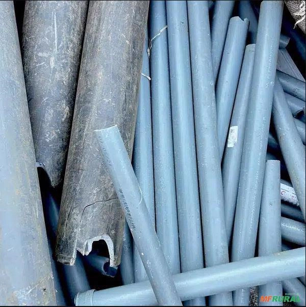 Sucata de PVC rígido (tubo, forros, etc.) Imagem Sucata de PVC rígido (tubo, forros, etc.)