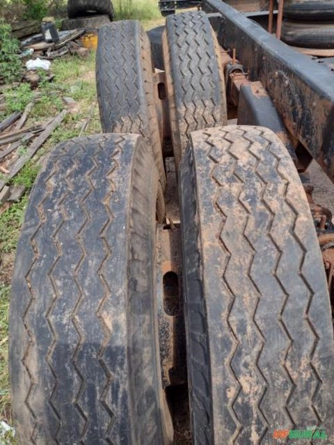 Compro pneus ou sucata de borracha Imagem Compro pneus ou sucata de borracha